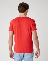 MĘSKI T-SHIRT WRANGLER SS SEAS LOGO TEE ROCOCCO RED W7AKGFXA4 112131348